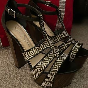 Jessica Simpson, size 9 platform black and cream shoe